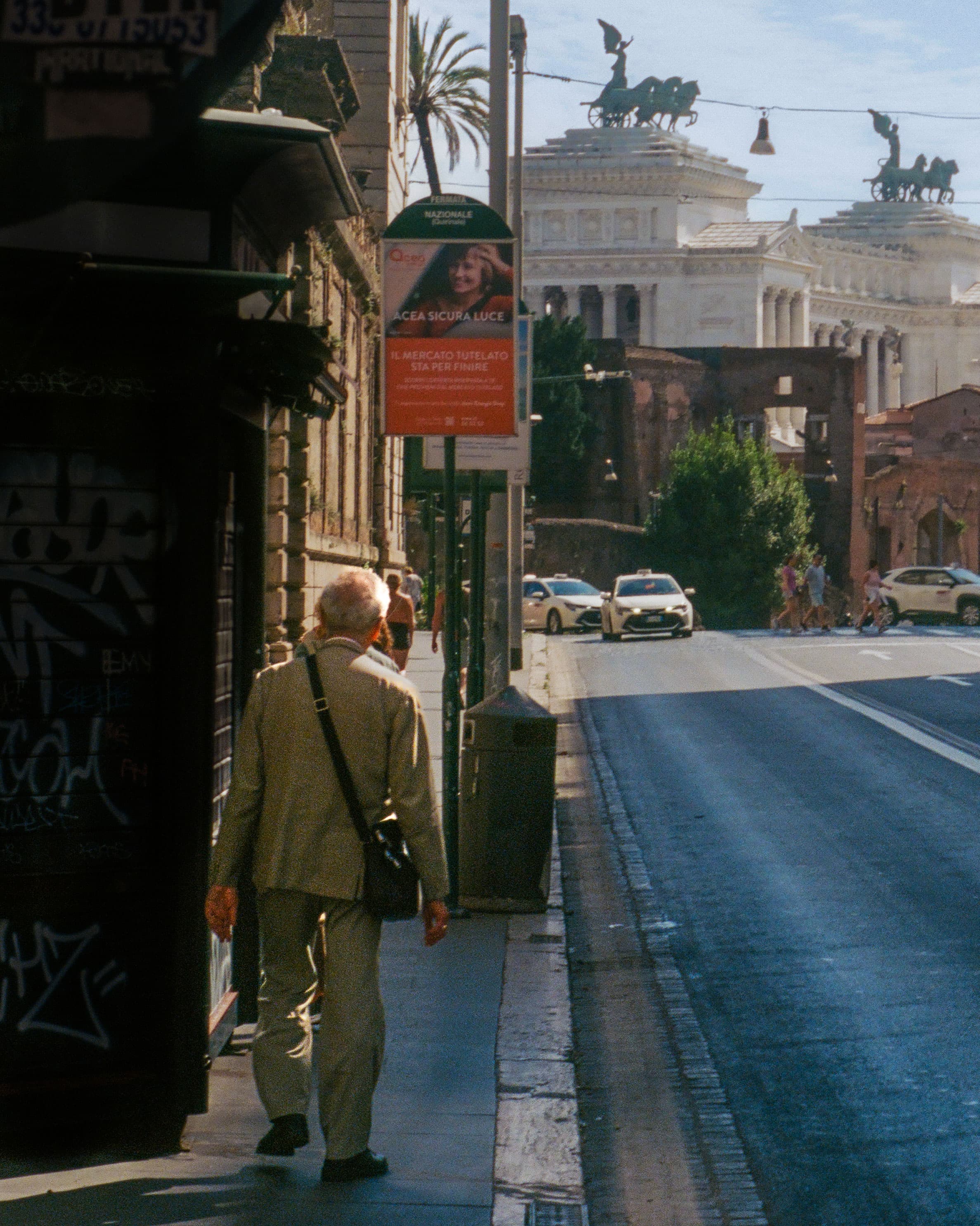 Fashionable old man walking the streets of Rome